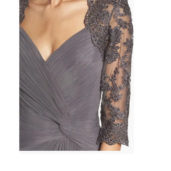 La FemmeRuched TwistColumn Gown size 6